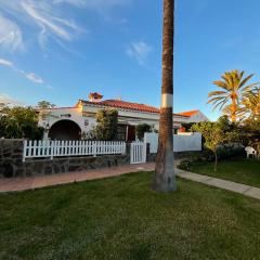 Bungalow con jardín y piscina