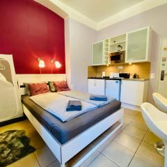 Purple Room - Stylish and lively central studio