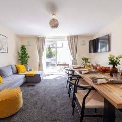Arte Stays- 3-Bedrooms 2-Bathrooms Garden Spacious House London, Stratford, Free Parking, 6 min walk Elizabeth Line, Weekly or Monthly stays, Serviced accommodation - 7 guests