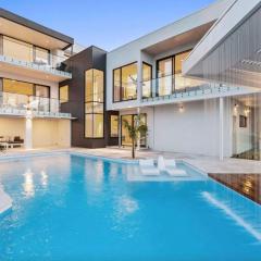 Bayview Luxe Entertainer Pool & World Class View