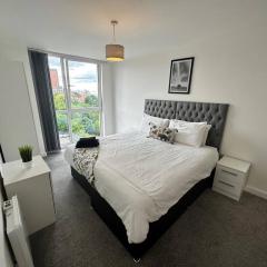 Lovely 2 Bed MCR Apt + Balcony