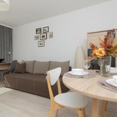 Heart of Warsaw Apartment Zielna by Renters