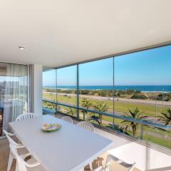 Oceana Suites en Esturion, frente a playa Brava