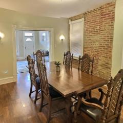 1900s Downtown Rowhouse, walkable, historic, pet friendly, spacious.