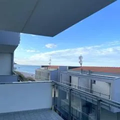 smeraldo sul mare con grande balcone