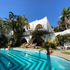 Casa aconchegante,perto da praia,com piscina,muito jardim,e pet friendly