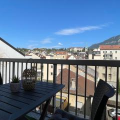 Studio lumineux en centre-ville avec parking et balcon - 4ème étage - FR-1-555-93