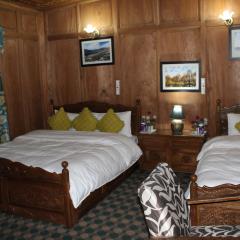 Swan Heritage Houseboats