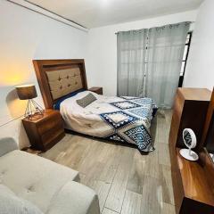 Cómoda casa con dos cuartos y cochera para auto pequeño