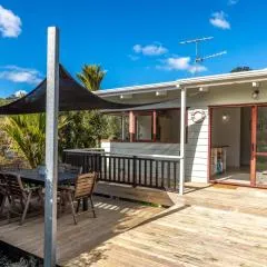 Onetangi Beach Retreat - Waiheke Holiday Home