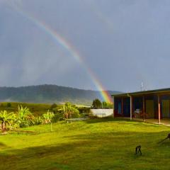 Hilltop Retreat - best of both worlds: Beach/farm