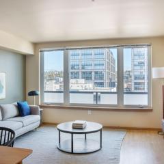 Queen Anne 1br w gym wd lounge roof deck SEA-575