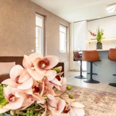 5th Floor Executive Apartment with Balcony and Free Parking
