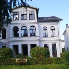 'Kaiserliche' Wohnung mit 3 SZ, 2 Bädern und Whirlwanne