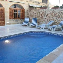 Ta' Sonia Farmhouse with pool in Xaghra