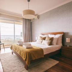 By the Sea II - calmo com piscina e vista mar.