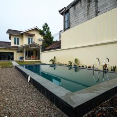 Villa Puncak Kota Bunga, Swarna Villa Swimming Pool