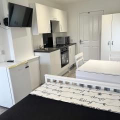 Modern Comfy One Bed Apartment - Free Parking