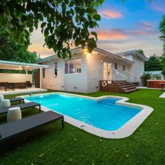 Beautiful Villa with heated pool Sleeps 14 Guest