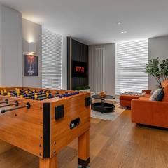 MK CITY CENTRE, THE DIAMOND SUITE, FREE Parking Space, PREMIUM SPACIOUS Apartment with FOOSBALL TABLE