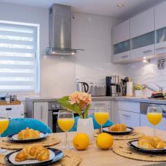 Charmantes Design-Apartment in Schiffweiler - Self-Check-in - 2 Parkplätze - WLAN - Balkon mit Gartenzugang - private Terrasse -ruhig gelegen - Nähe See & Wald - bis 4 Pers