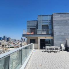 Modern Sky Penthouse 3BR with parking by HolyGuest