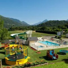 Camping Familial - Parc Aquatique - Grande Aire de Jeux à la Montagne