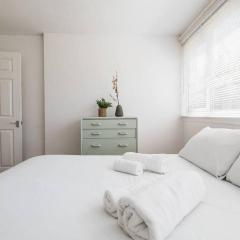 Stylish & Tranquil Flat with Excellent Connections