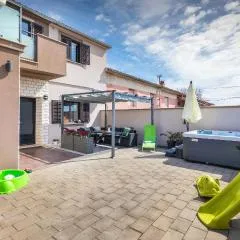 Amazing Home In Marcana With Jacuzzi