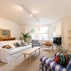 Spacious 2 bed Garden Flat by the Thames+parking