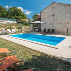 Nice Home In Sorici With 3 Bedrooms, Wifi And Outdoor Swimming Pool