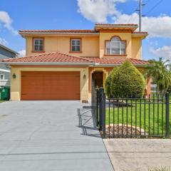 Tampa Private Large House, Game Room & Backyard - Sleeps 12, 4bdr, 3bth, Quiet Community, Near Everything in Tampa & St Pete