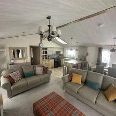 Luxury 6-8 Berth Lodge