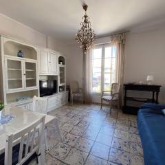 BEAUTIFUL renovated apartment ,NEXT TO THE BEACH ! AIR-C, FREE PARKING!