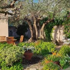 Two bedroom apartment garden parking near beaches