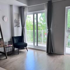 1 min to metro, new condo, lovely cozy studio