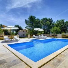 Ferienwohnung nur 500 Meter bis zum Kieselstrand mit großem Pool , Schlafzimmer, Bad, Küche, Klima, WLAN
