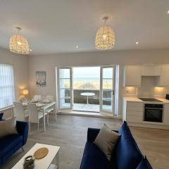 Beachfront Bliss Apartment - Near Hythe - On Beach Seafront - Private Parking