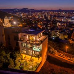 Entire House - Cityscape Retreat: The View