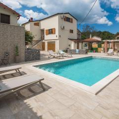 Awesome Home In Rakotule With Outdoor Swimming Pool, Wifi And 3 Bedrooms