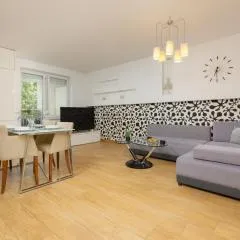 Metro Targówek Spacious Apartment with Parking by Noclegi Renters