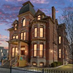 The Lumber Baron's Mansion: 2 King Suites, 2.5BA + Gym