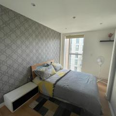 Bright 2BD Flat wPrivate Balcony - Manor House!