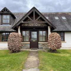 Holly Tree Lodge with Sauna near Glenshee