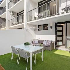 Modern Courtyard Oasis for Easy Beachside Living