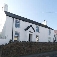 Pass the Keys Spacious Cottage in central Benllech with parking