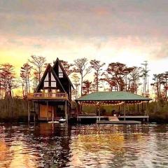 Secluded cabin on the water with jet skis, kayaks, & hot tub! Pet friendly