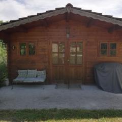 petit chalet dans verger et village Historique