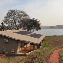 Casa de campo de alto padrão à beira da represa