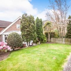 Cheerful 3 bedroom house with generous rear garden